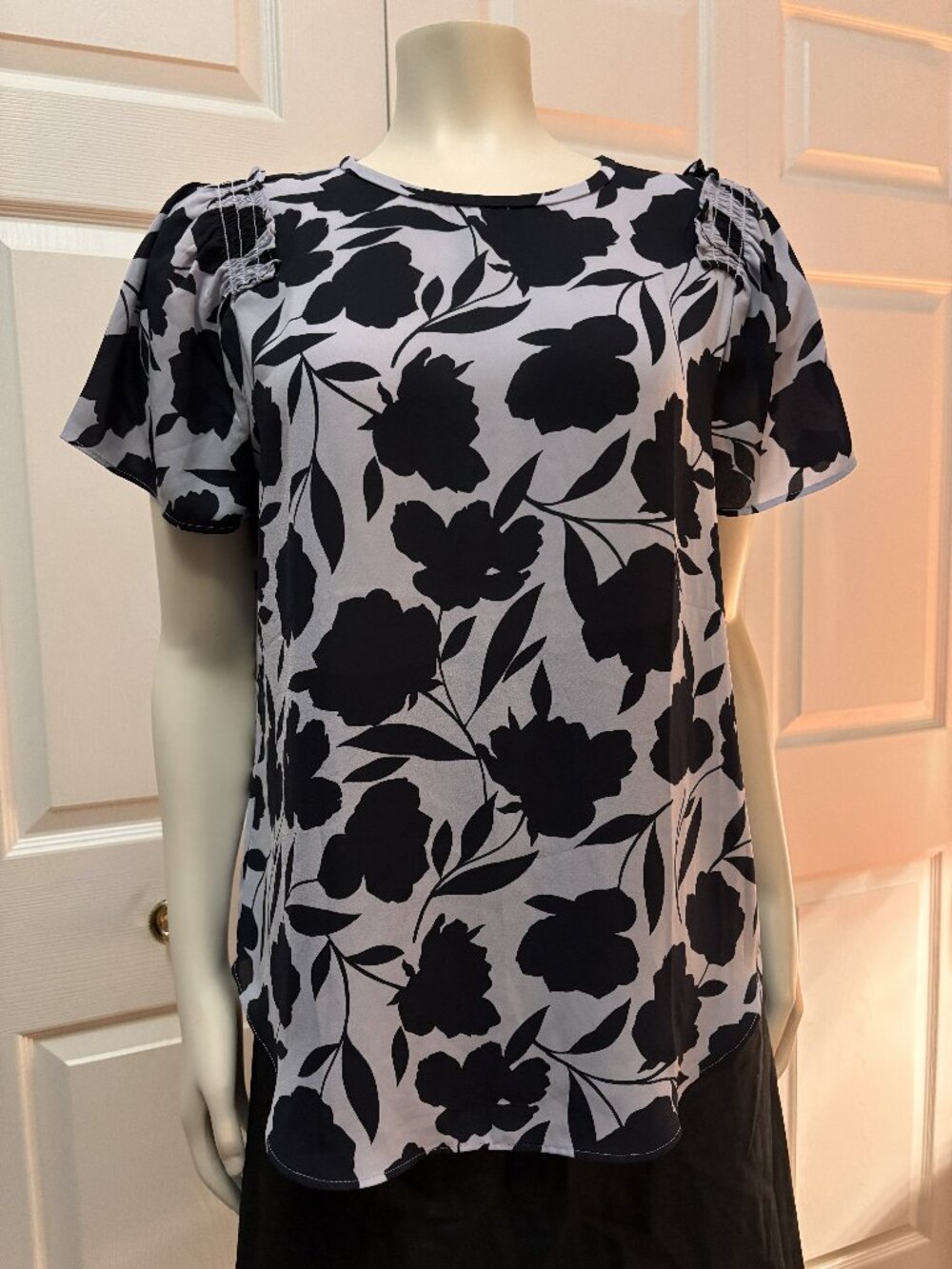 Ann Taylor XS Black White Floral Flutter Sleeve Blouse Petite Feminine Top